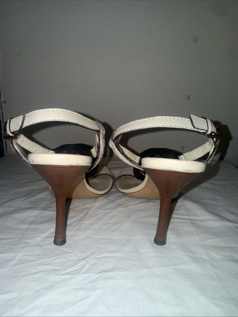 Gucci Cream White Interlocking G T-Strap Sandals - Picture 3 of 9